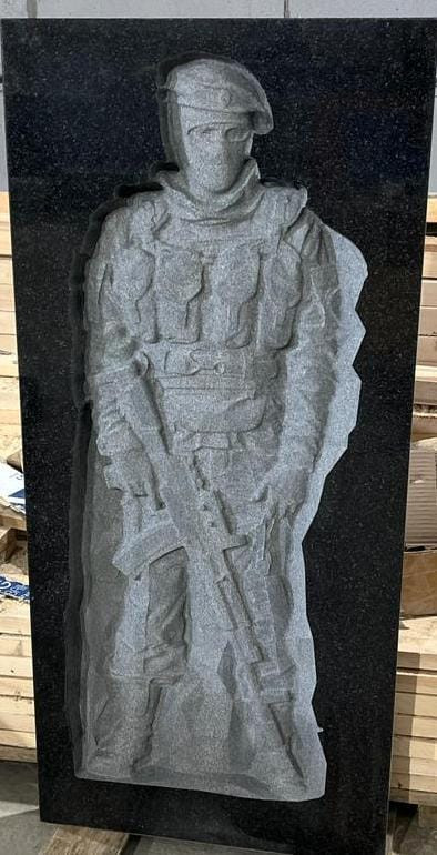 Памятник из гранита солдату 1